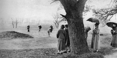 Playing golf on Tooting Bec Common, London by Unbekannt