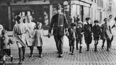 Policeman Helping Schoolchildren Across the Road, East End, London, 1926-1927 by Unbekannt