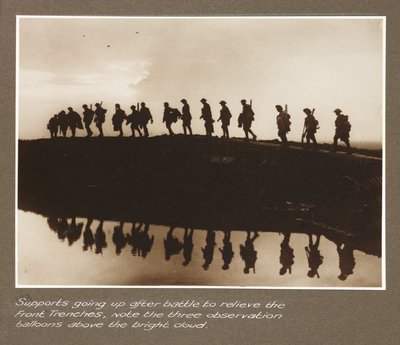 First World War: Reinforcement troops advancing towards the front trenches, with three observation balloons in the clouds by Unbekannt