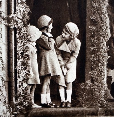 Princess Elizabeth, Princess Margaret and their cousin, Margaret Elphinstone, during the Royal Highland Society in Princess Royal Park by Unbekannt