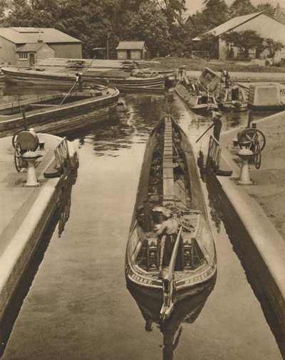 Pushing a Monkey Boat Through The Lock at Brentford by Unbekannt