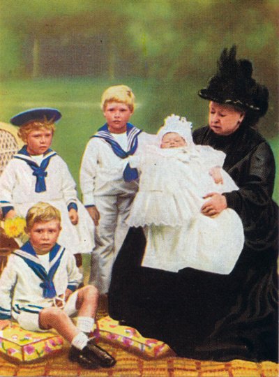 Queen Victoria pictured with some of her great-grandchildren, at Osborne House by Unbekannt