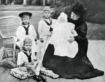 Queen Victoria with Her Great-Grandchildren at Osborne House, Isle of Wight by Unbekannt