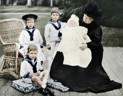 Queen Victoria with Her Great-Grandchildren at Osborne House, Isle of Wight, 1900 by Unbekannt
