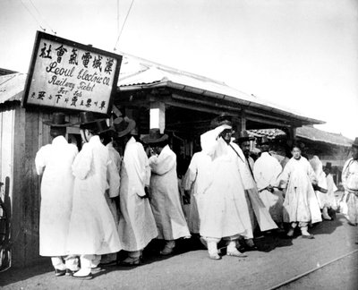 Queuing for railway tickets, Seoul, Korea, 1900 by Unbekannt