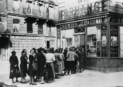 Queue of women outside a dairy shop, German-occupied Paris, 28 June 1940 by Unbekannt