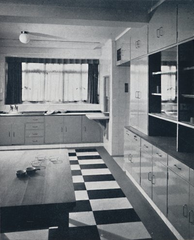 R. W. Symonds and Partner, L. & A.R.I.B.A. - Kitchen: Putty-coloured cellulosed fittings, stainless by Unbekannt