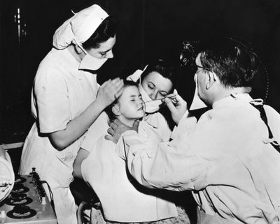 Radium treatment to cure a nasal infection, France by Unbekannt