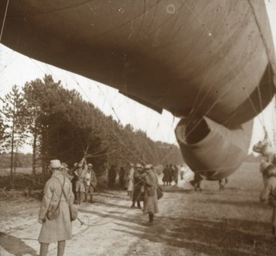 Raising of an observation balloon, Somme, northern France, 1916 by Unbekannt
