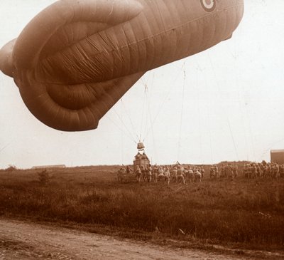 Raising of barrage balloon with basket for observation by Unbekannt