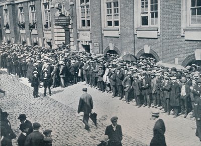 Recruits waiting outside the Central London Recruiting Depot, 1914 by Unbekannt