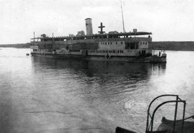 Red Cross river boat going up the Tigris River, Mesopotamia, WWI, 1918 by Unbekannt