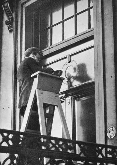 Removing German emblems from German Embassy, Carlton House Terrace, London by Unbekannt