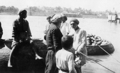 River craft laden with melons, Tigris River, Baghdad, Iraq, 1917-1919 by Unbekannt
