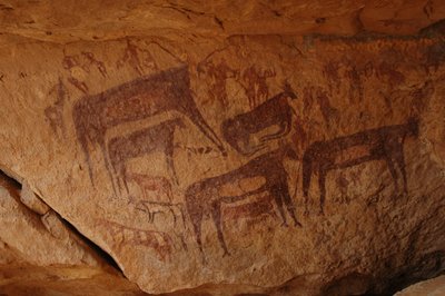 Rock art, Prehistory: Rock painting of a group of cattle including a knees and a group of characters including archers in an ornate shelter, in the Uweinat massif, Sudan (Karkur-Talh or Karkur Talh). Period from 8000 to 3000 years BC by Unbekannt