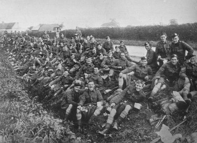 Royal Army Medical Corps recruits take a meal in the open by Unbekannt