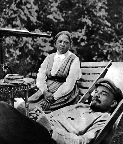 Russian Bolshevik leader Vladimir Lenin and Nadezhda Krupskaya, Gorki, USSR by Unbekannt