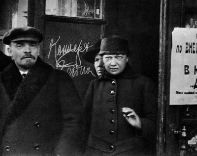 Russian Bolshevik leader Vladimir Lenin and his wife, Nadezhda Krupskaya, Russia, 1922 by Unbekannt