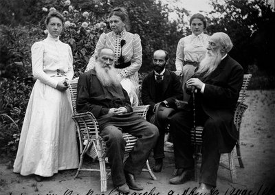 Russian author Leo Tolstoy with visitors, Yasnaya Polyana, Russia by Unbekannt