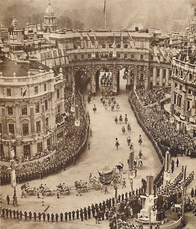 Sailors Line the Route in Trafalgar Square by Unbekannt