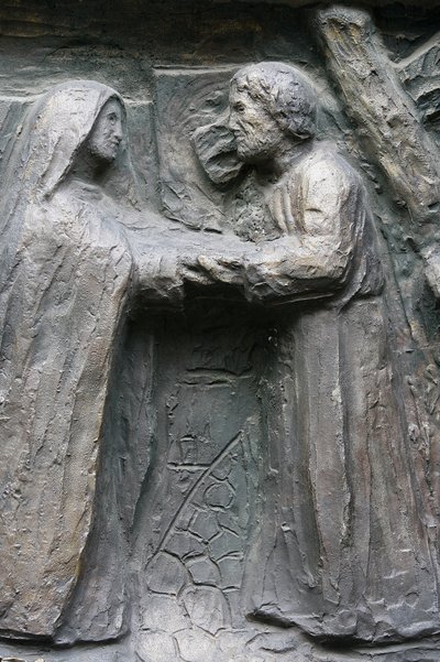 Saint-Pierre de Montmartre Church: Notre Dame Door Sculpture: Jesus Meets His Mother on the Via Dolorosa, Paris, France by Unbekannt
