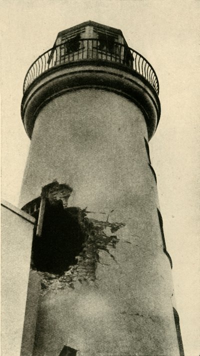 Scarborough lighthouse hit by a German bomb, First World War, December 1914, c1920 by Unbekannt