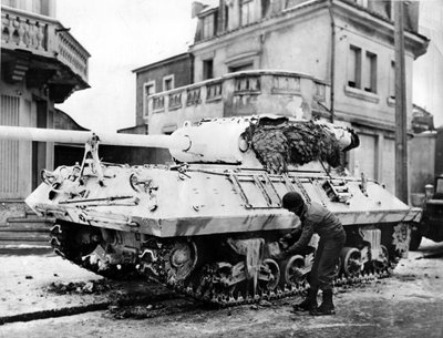 Second World War: Luxembourg around 20 December 1944: An American soldier painted a white M36 tank to adapt to meteorological conditions by Unbekannt