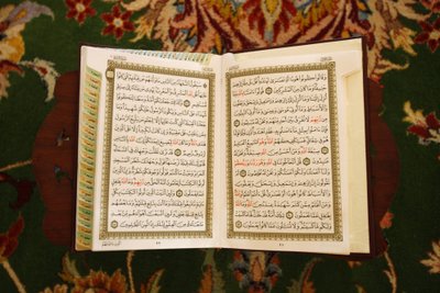 Sheikh Zayed Grand Mosque: Koran, Abu Dhabi, United Arab Emirates by Unbekannt