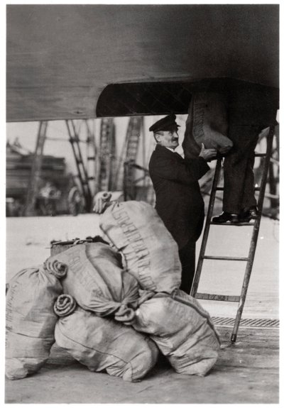 Shipping the post, Zeppelin LZ 127 Graf Zeppelin by Unbekannt