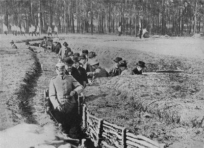Showing civilians round the exhibition trenches on the outskirts of Berlin by Unbekannt