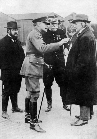 Sir Douglas Haig Emphasises a Point at the Front, France, First World War, 1916-1918, c1920 by Unbekannt