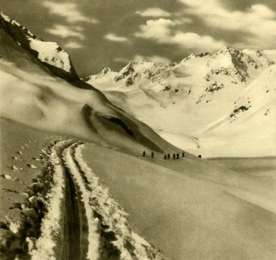 Skiing on the Alpeiner Ferner glacier in the Stubai Alps, Austria by Unbekannt