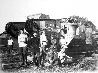 Soldiers of the Volunteer Army before the tank General Drozdovsky by Unbekannt