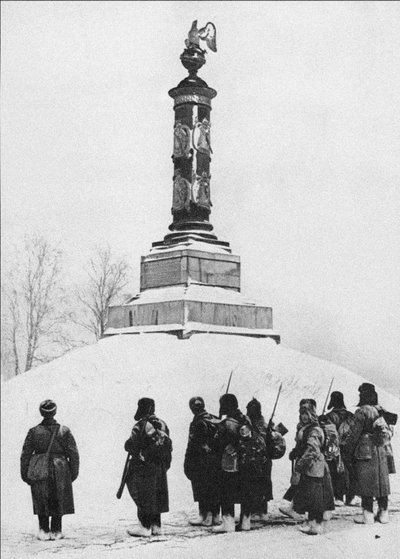 Soviet soldiers at the monument to the heroes of the War of 1812 in the village of Tarutino Kaluga by Unbekannt