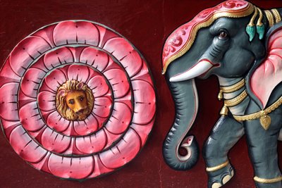 Sri Vadapathira Kaliamman Hindu temple, Elephant and lotus flower, Singapore by Unbekannt