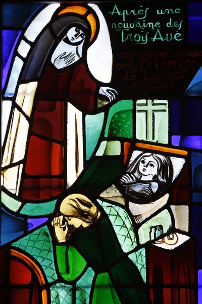 Stained glass depicting Sainte Therese de Lisieux healing a sick child in Notre-Dame-de-la-Trinite church, Blois, France by Unbekannt
