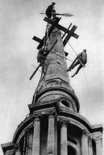 Steeplejacks on the spire of All Saints Church, Poplar, London by Unbekannt