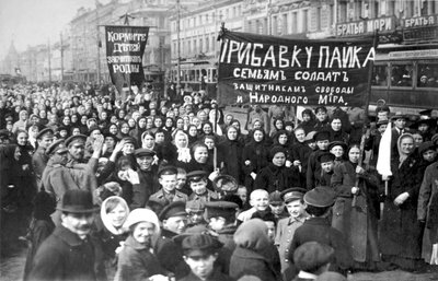 Striking Putilov workers on the first day of the February Revolution, St Petersburg, Russia by Unbekannt