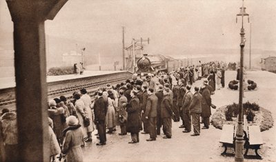 Sympathetic interest in the Royal Funeral Train at Welwyn Station, 1936 by Unbekannt