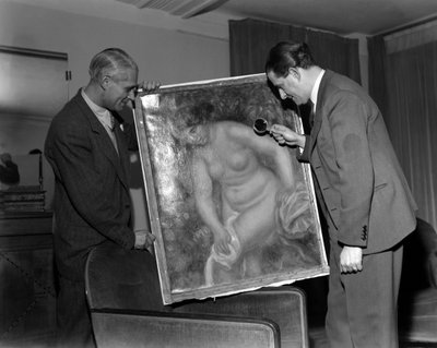 The Art Critic Berenheim in Paris. He Admires a Painting by Renoir with a Magnifying Glass - 1948 by Unbekannt