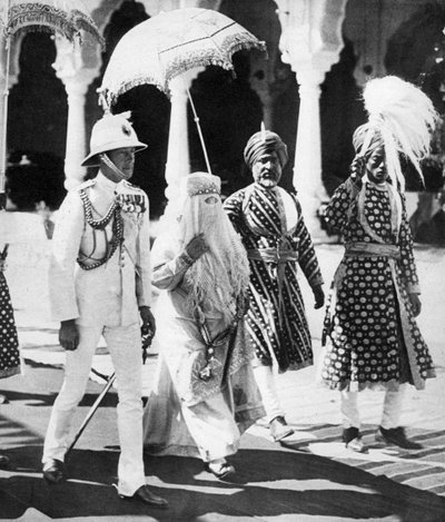 The Begum of Bhopal escorts the Prince of Wales to the Durbar Hall, India by Unbekannt