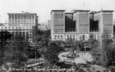 The Biltmore from Pershing Square, Los Angeles, California, USA by Unbekannt