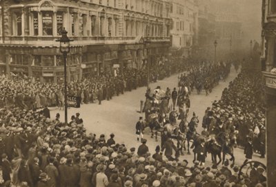 The City Lines Queen Victoria Street to Watch the New Lord Mayor and His Procession by Unbekannt
