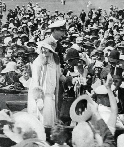 The Duke and Duchess Mobbed by Crowds in Auckland by Unbekannt