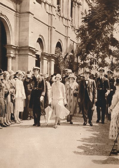 The Duke and Duchess of York and Queen Elizabeth Leaving a Reception in Brisbane, 1927 by Unbekannt