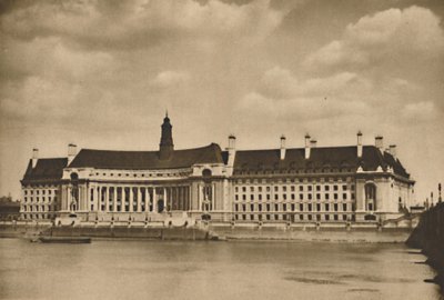 The New Palace on the Thames that is the Headquarters of the London County Council, c1935 by Unbekannt