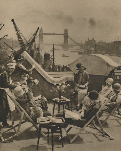 The Pool from the Roof Garden of the Langbourne Club for City Women, 1920s, c1935 by Unbekannt