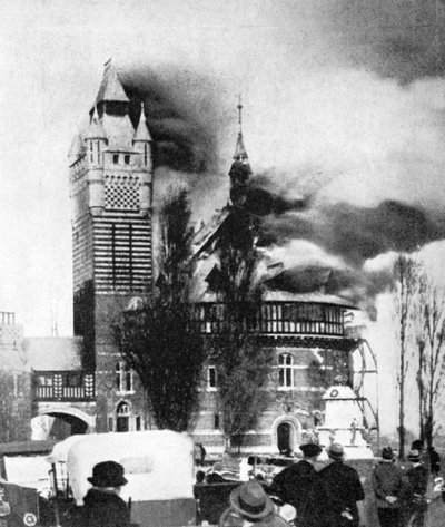 The Shakespeare Memorial Theatre being destroyed by fire, March 1926 by Unbekannt
