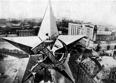 The Soviet star surmounting the Nikolsky Tower of the Kremlin, Moscow by Unbekannt