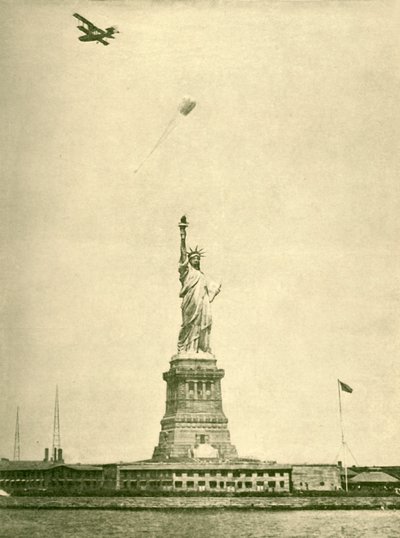The Statue of Liberty, with Uplifted Torchlight, New York Harbour by Unbekannt